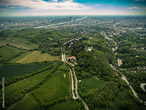 Wien, Donau und Kahlenberg - Luftaufnahme