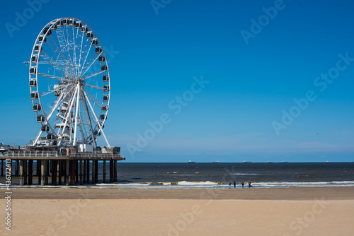 Ferris wheel near the sea © Alena Petrachkova