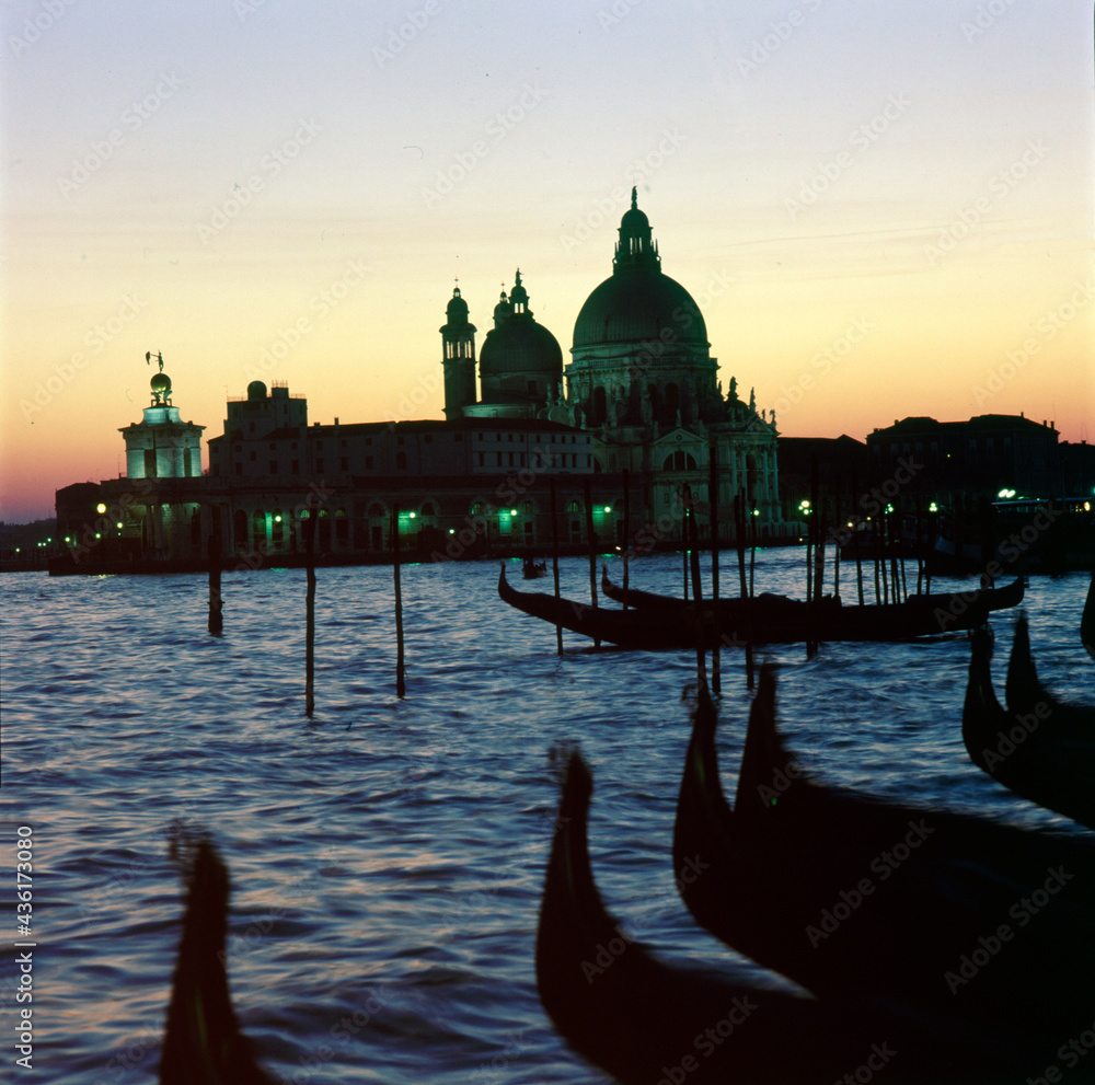 Venezia. Bacino di San Marco con gondole verso la Dogana e la Salute al crepuscolo