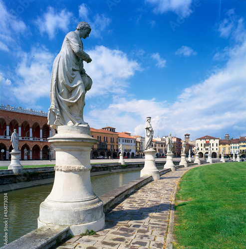 Padova. Prato della Valle. Canale con statue di Personaggi.
