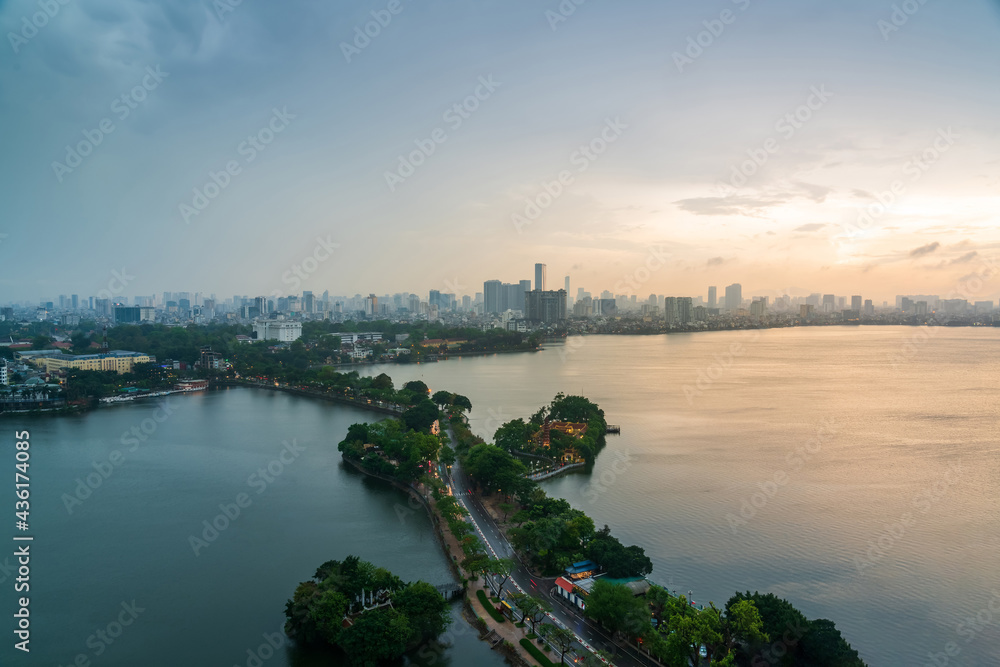 Naklejka premium Hanoi cityscape at twilight at West Lake