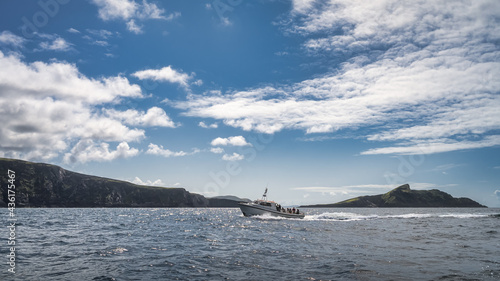 Foto Tourists on a boat cruise to visit Skellig Michael island where the Star Wars we