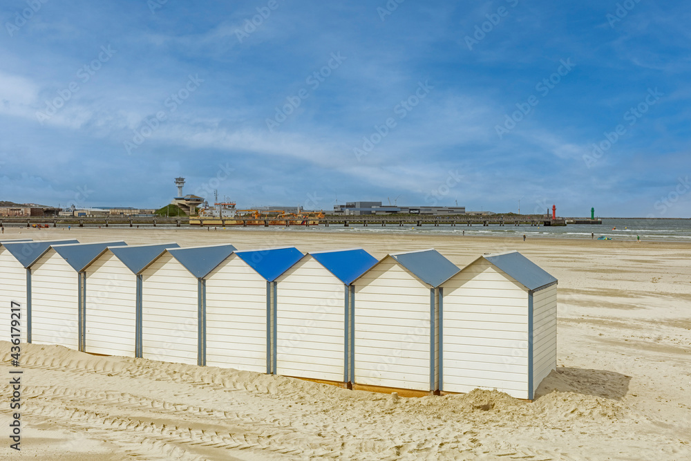 Naklejka premium plage avec ses cabanes en bois de le ville de Boulogne-sur-mer