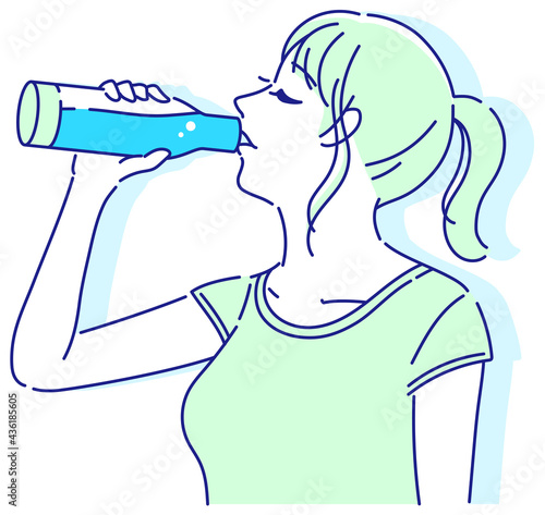 マイボトルから水を飲む女性