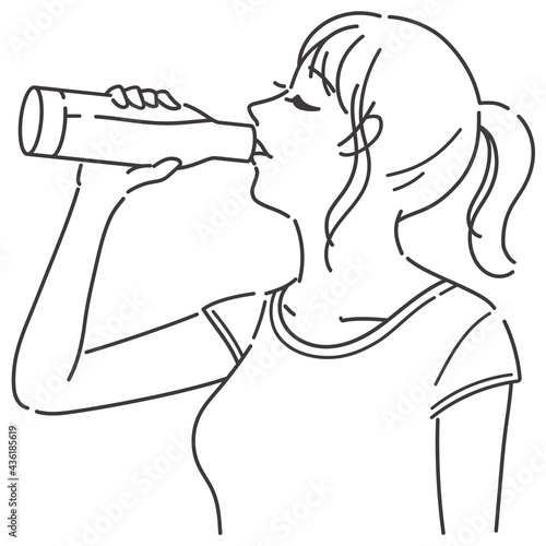 マイボトルで水を飲む女性　線画