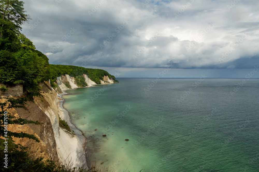 Kreideküste auf Rügen, an der Ostsee mit Meer und Strand und Wolken, grün im Sommer- Panorama