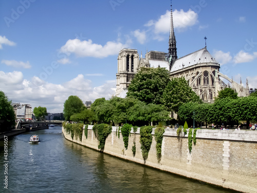 Side-view of Notre Dame de Paris