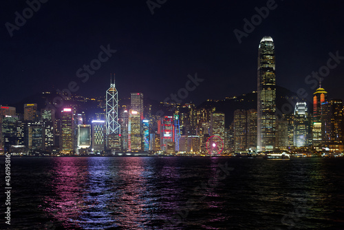 Wieżowce na wyspie Hong-Kong oświeltone bogato po zmierzchu 