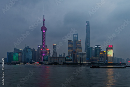 Wieczorna panorama Pudongu  Szanghaj