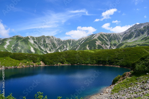 Fototapeta Naklejka Na Ścianę i Meble -  中部山岳国立公園。室堂からみくりが池と立山を望む。富山、日本。８月下旬。
