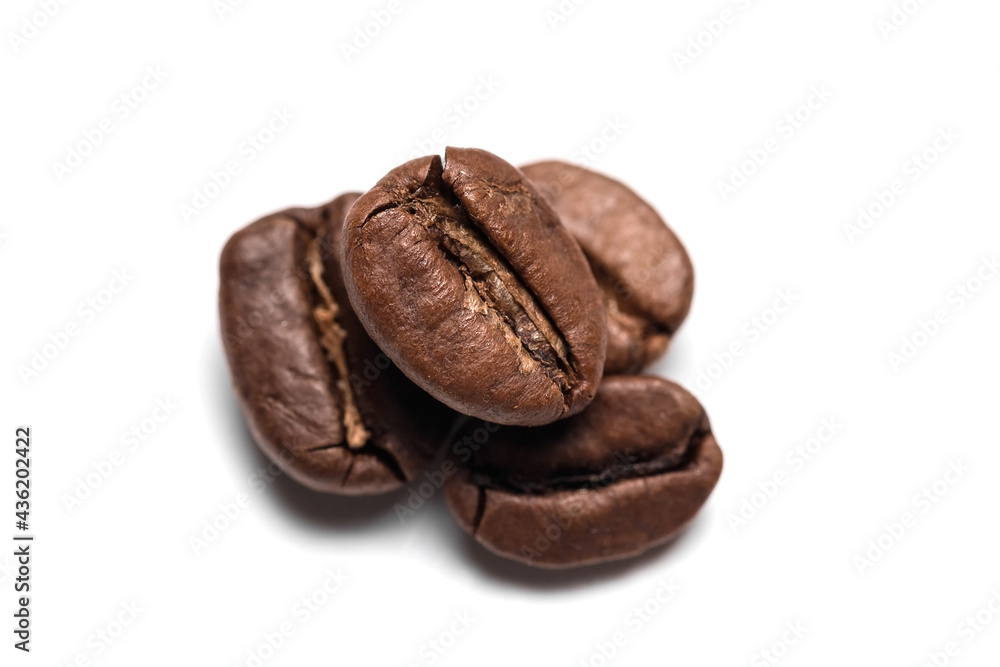Obraz premium coffee beans close-up, isolate on a white background.