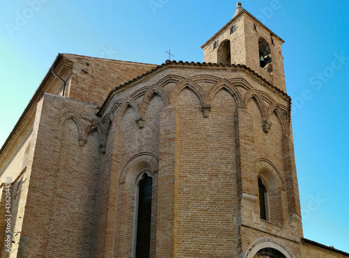 Antica chiesa e torre campanaria in un borgo medioevale photo