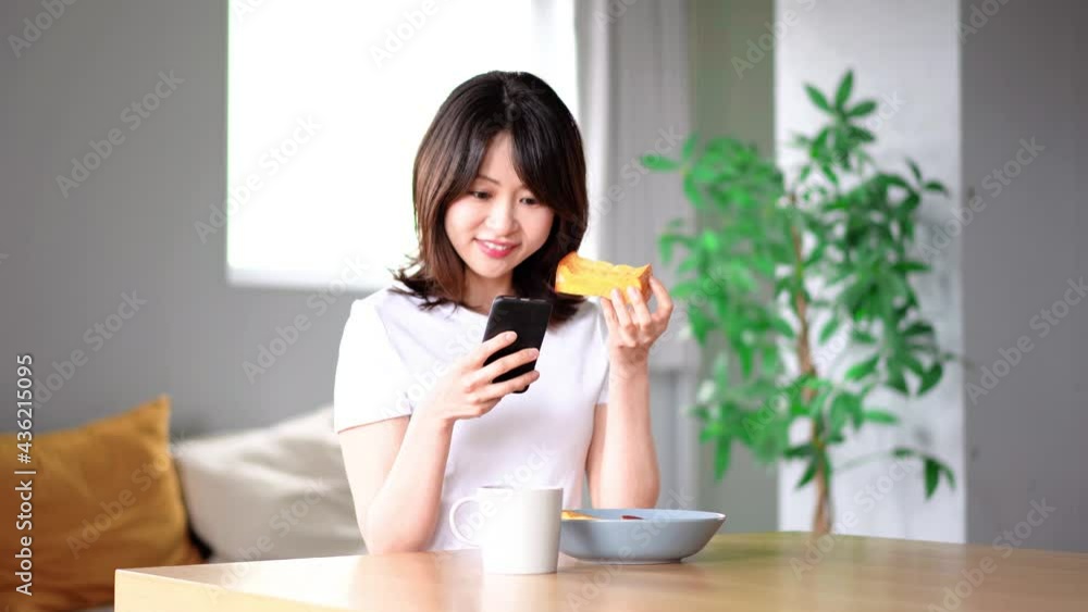 朝食を食べる若い女性 朝食を食べる若い女性