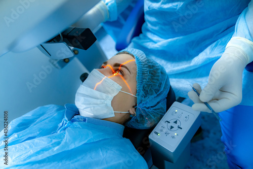 Foto Medicine technology eye operation. Medical laser eye correction.