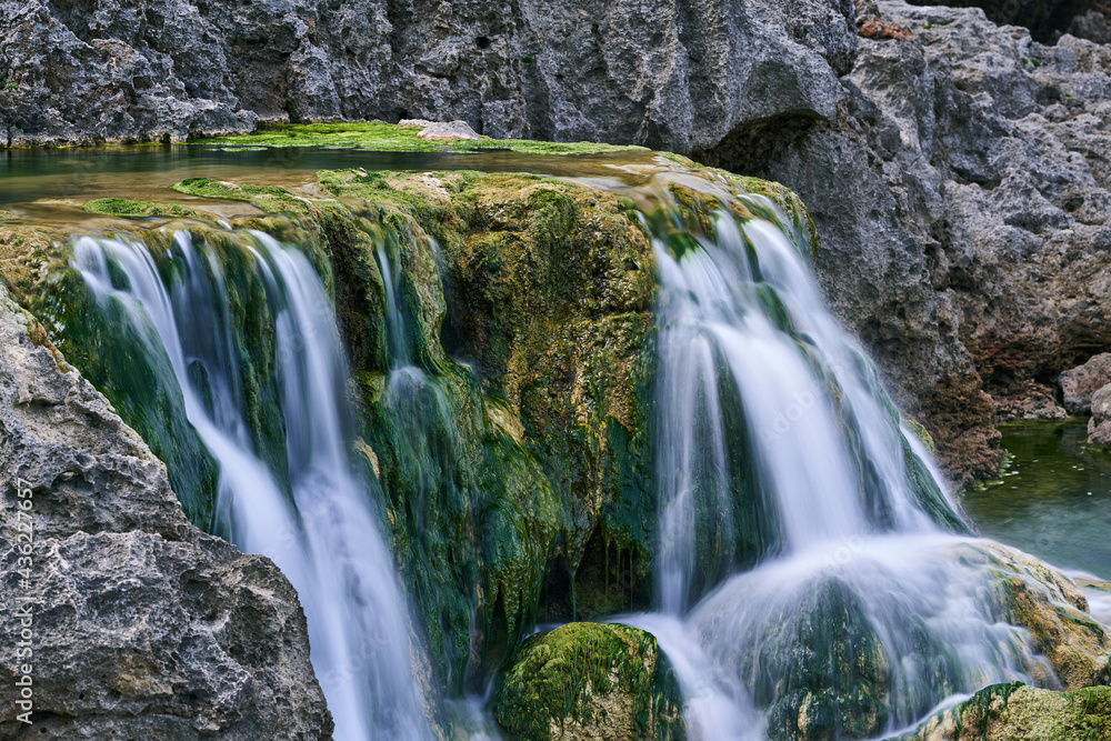 Obraz premium スローシャッターで撮影したポットホールから流れ落ちる水