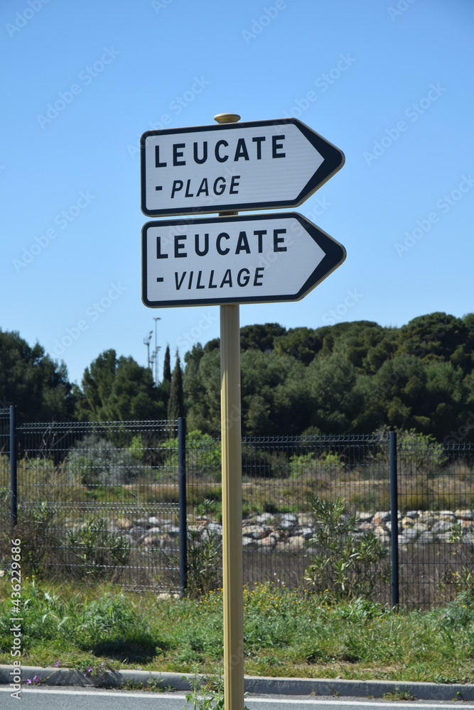 Panneaux : Leucate plage et village, entrée de ville, Aude. Panneaux : Leucate plage et village, entrée de ville, Aude.