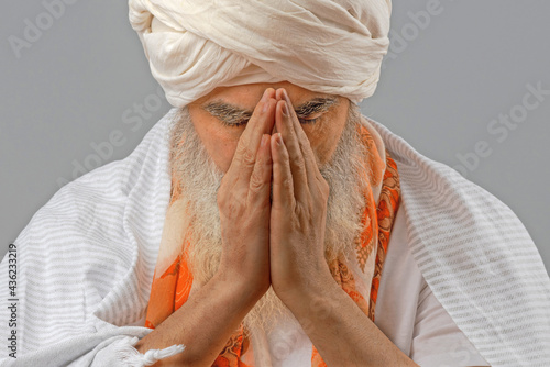 Bilde på lerret Senior man in a turban is associated with a Hindu, Jain, Buddhist