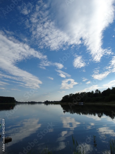 widok spokojnego jeziora z kontrastującym niebem., gdzieś w Polsce