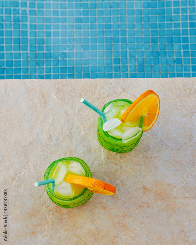 Cóctel con rodaja de naranja y mucho hielo en la piscina photo