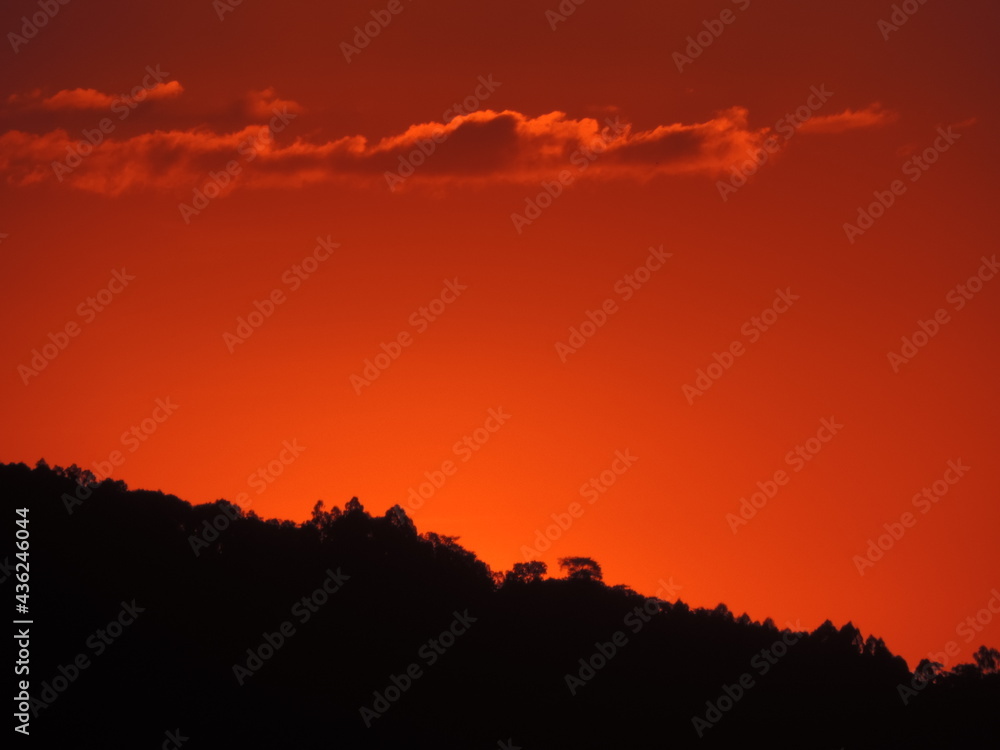 Céu laranja com nuvem avermelhada