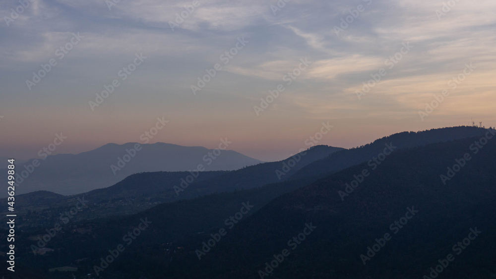 Amanecer con montañas 