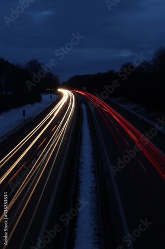 Autobahn bei Dunkelheit im Winter