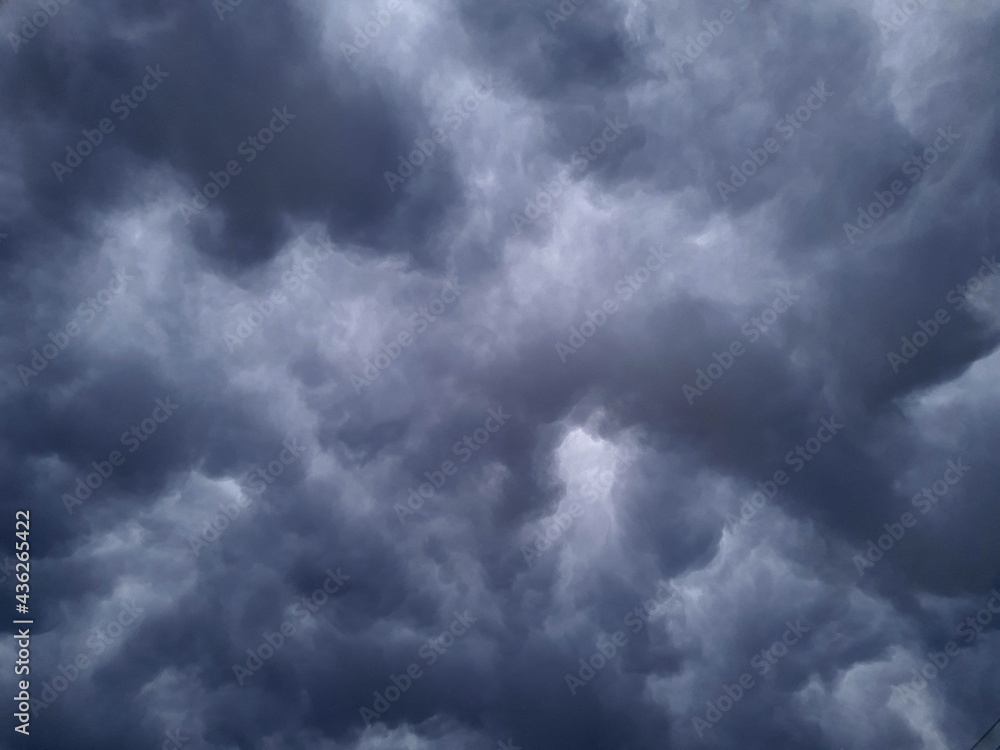 Nuvens carregadas para chuva com formações bonitas e aleatórias. Nuvens carregadas para chuva com formações bonitas e aleatórias.