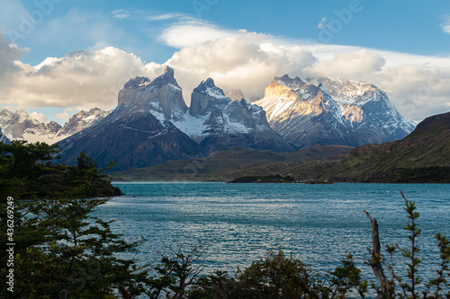 paisagem do lago pehoe com suas águas turquesa ao entardecer e ao fundo as majestosas montanhas do parque nacional Torres del Paine