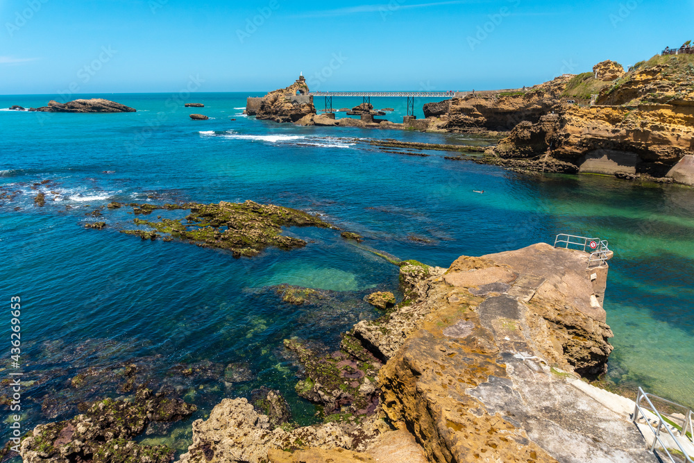 Fototapeta premium Coast of Plage du Port Vieux on a summer afternoon. Municipality of Biarritz, department of the Atlantic Pyrenees. France