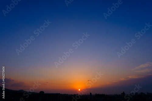 神戸市東灘区のマンションの高層階からの夜明け。太陽が顔を出し、空がオレンジ色からブルーのグラデーションに染まる © 宮岸孝守