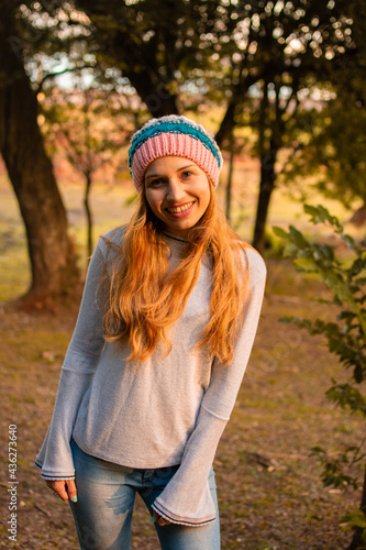 Hermosa mujer de cabello naranja en un parque al aire libre 