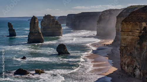 Foto The iconic Twelve Apostles limestone stacks & sandstone cliffs in late afternoon