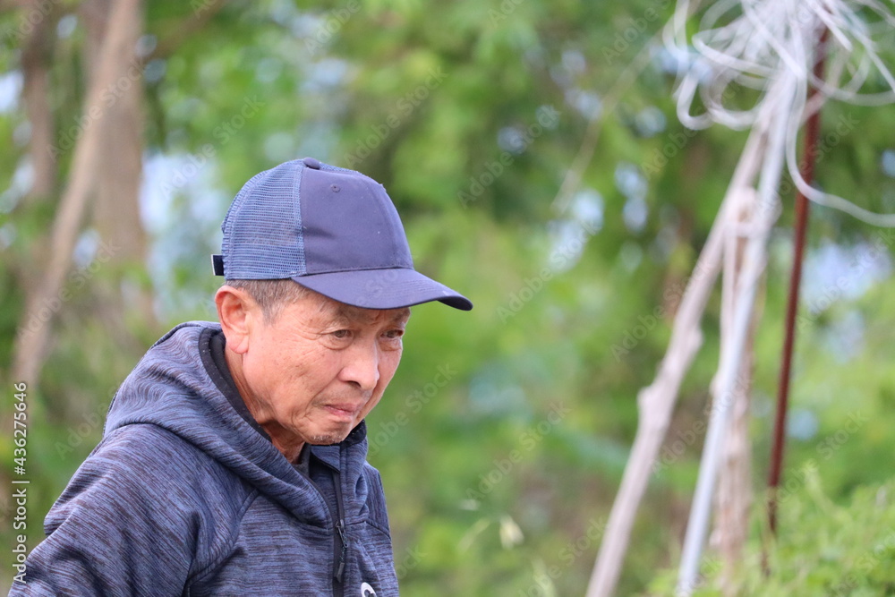 落ち込むおじさん、うつ病 農家のおじさん 落ち込むおじさん、うつ病 農家のおじさん