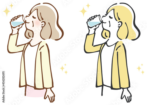 コップで水を飲む中年女性　イラスト