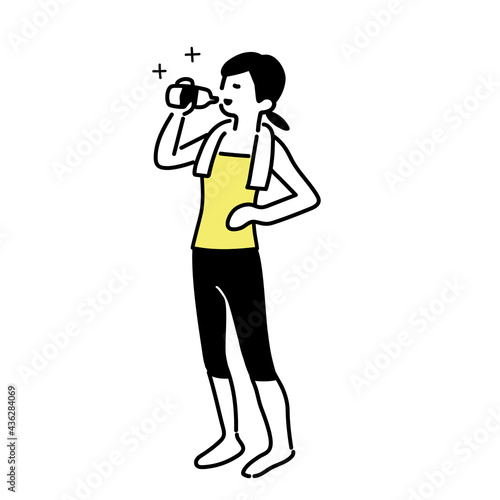 水を飲むトレーニングウェアを着たシンプルな女性