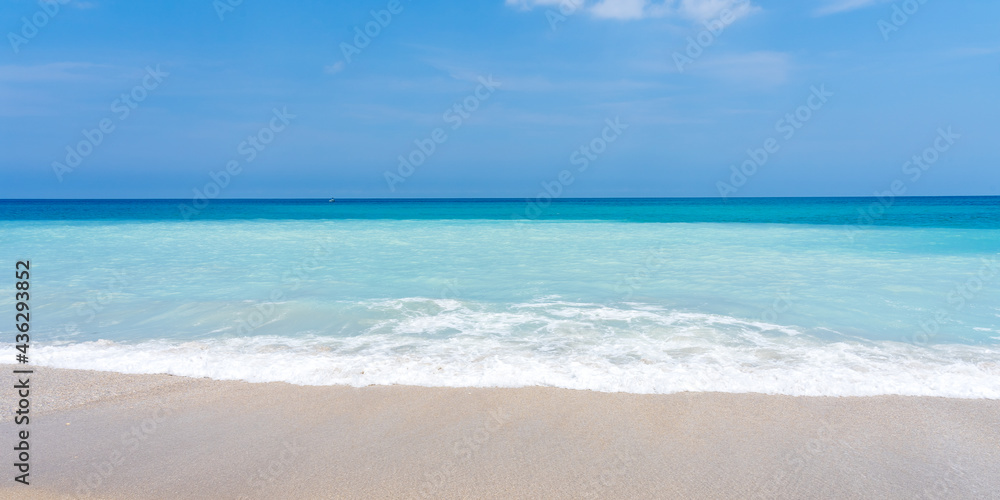 Obraz premium Beach panorama in Melbourne Beach, Florida. Fine sand and clear ocean water