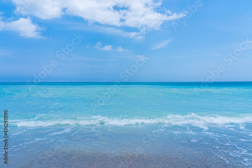 Fototapeta Naklejka Na Ścianę i Meble -  Inviting turquoise waters of the Atlantic Ocean in Melbourne Beach, Florida