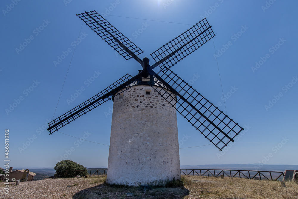 Molinos de viento turísticos en Los Yebenes, provincia de Toledo 