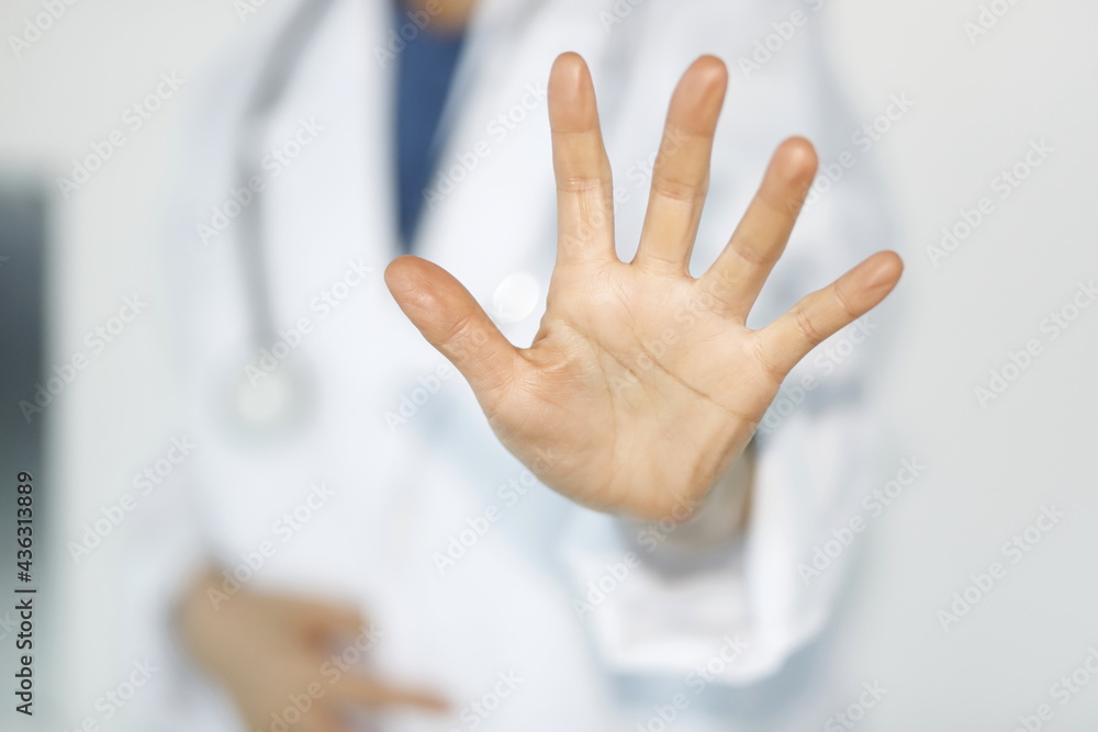 Obraz premium Close up of doctor showing stop sign