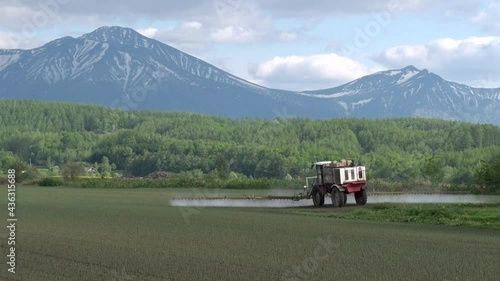 北海道・美瑛_美しい山と農作業