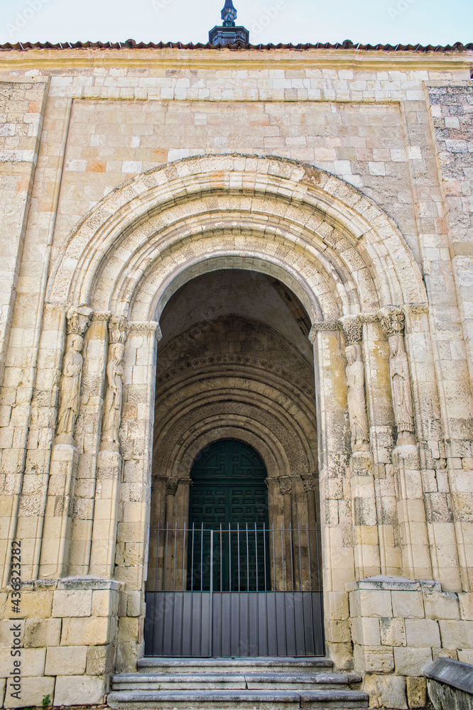 Arcos de estilo románico en la iglesia del siglo XII de San Martín, Segovia, España