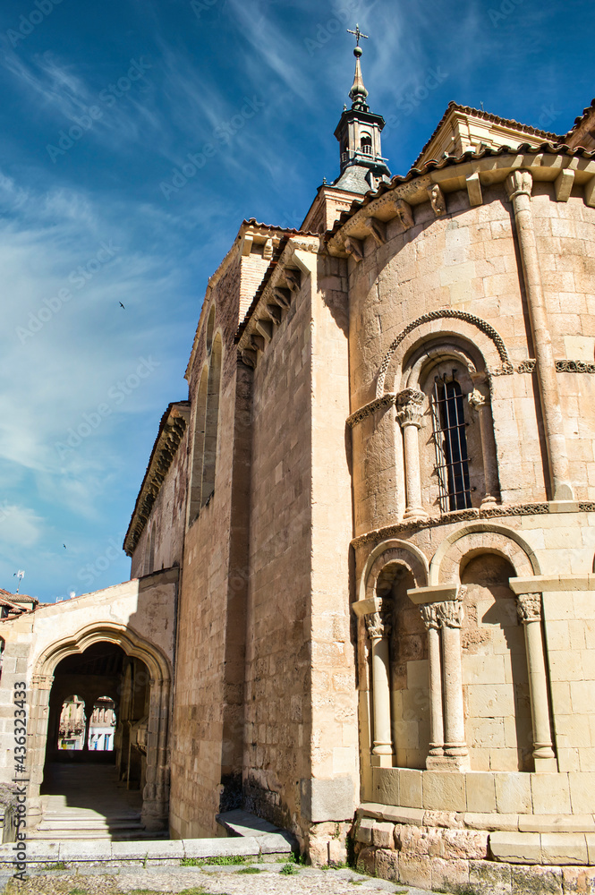 Perspectiva iglesia de San Martín en Segovia, España, de arquitectura románica y mudejar siglo XII