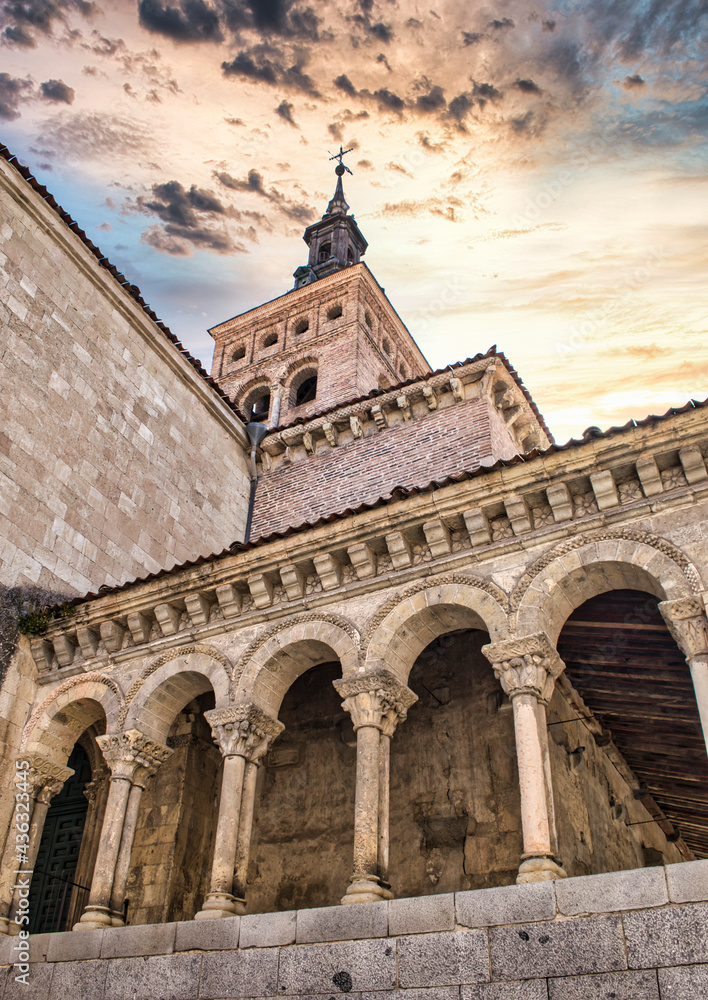 Pórtico de estilo románico y campanario arquitectura mudejar en la iglesia San Martín de Segovia, España