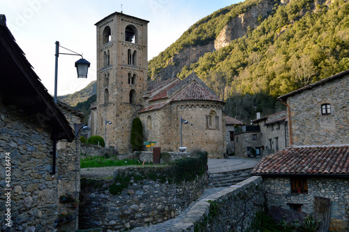 Pequeño y pintoresco pueblo de Beget, con sus casas y calles de piedra y la iglesia románica en la Alta Garrotxa, Gerona, España. photo