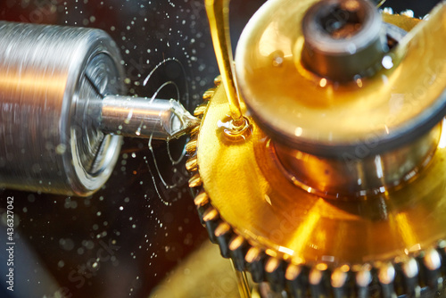metalworking gear wheel machining with oil lubrication