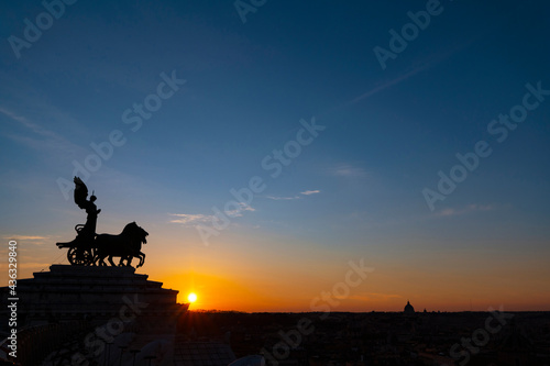 Canvas Print The quadriga with the winged Victory from the terrace of the Vittoriano or Altare della Patria in Rome at sunset