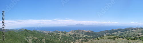 Estrecho de Gibraltar, vista panorámica con Africa en el horizonte y parque nacional del Estrecho con bosque verdes