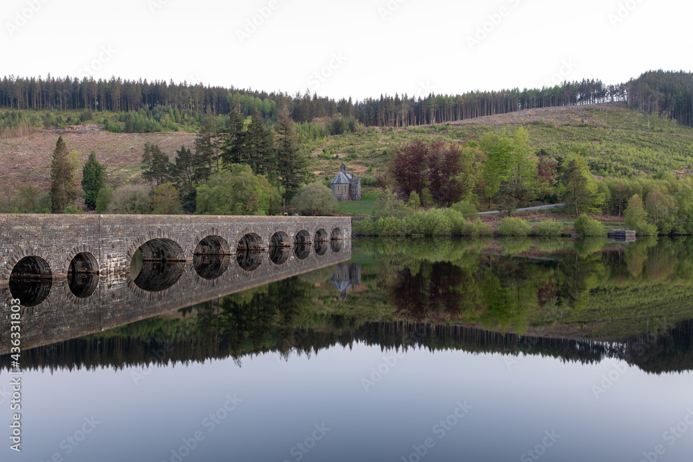 Obraz premium Elan valley reservoirs and dams in spring time in the welsh countryside