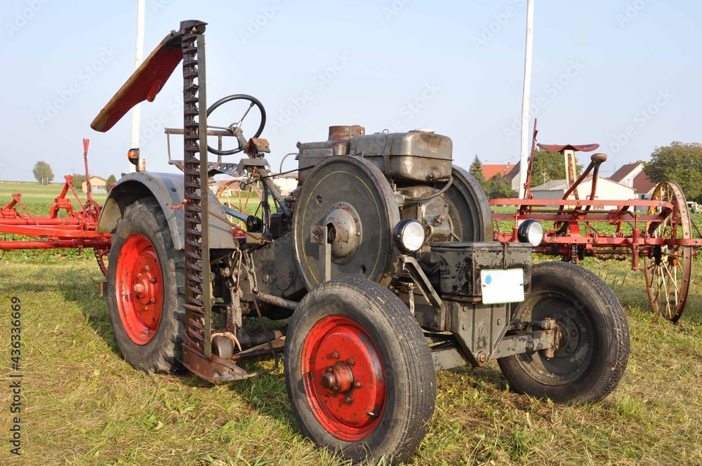 Obraz premium Oldtimer-Traktoren