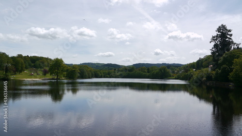 lac entouré de forêt avec un oiseau qui vole dans le Limousin